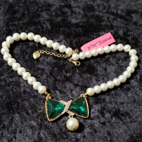Betsey Johnson Jewelry - NWT BETSEY JOHNSON PEARL BOW NECKLACE